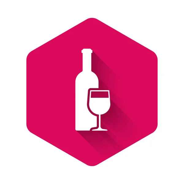 Bouteille de vin blanc avec icône en verre de vin isolé avec une longue ombre. Bouton hexagonal rose. Illustration vectorielle — Image vectorielle