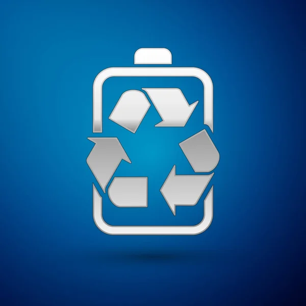 Zilveren batterij met recycle symbool lijn pictogram geïsoleerd op blauwe achtergrond. Batterij met recycling symbool-hernieuwbare energieconcept. Vector illustratie — Stockvector