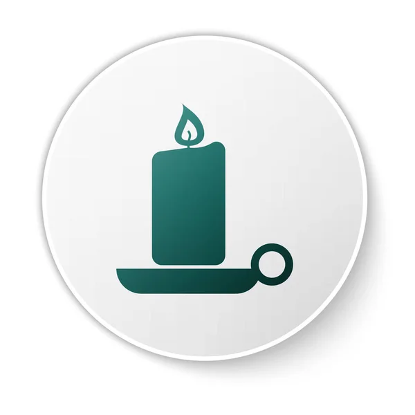 Зелена свічка горіння на значку свічки ізольована на білому тлі. старомодна запалена свічка. Циліндрична ароматична свічка палиця з палаючим полум'ям. Кнопка зеленого кола. Векторна ілюстрація — стоковий вектор