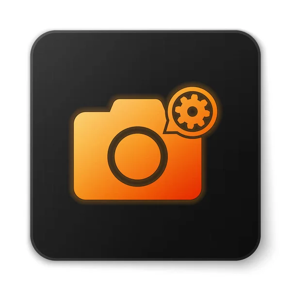 Naranja brillante cámara de fotos y el icono de engranaje aislado sobre fondo blanco. Ajustar la aplicación, concepto de servicio, opciones de configuración, mantenimiento, reparación, fijación. Botón cuadrado negro. Ilustración vectorial — Vector de stock