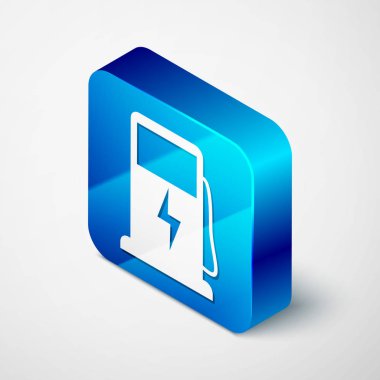 İzometrik Elektrikli araba şarj istasyonu simgesi beyaz arka plan üzerinde izole. Eko elektrikli yakıt pompası işareti. Mavi kare düğmesi. Vektör İllüstrasyonu