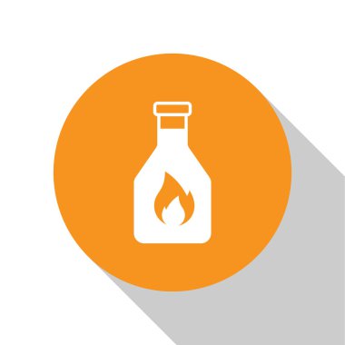 Beyaz arka planda beyaz ketçap şişesi simgesi var. Turuncu daire düğmesi. Vektör İllüstrasyonu