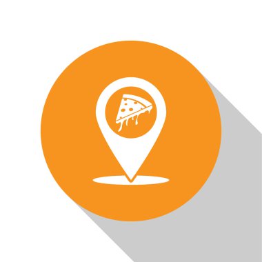 Beyaz arka planda izole edilmiş fast food dilimli pizza ikonu olan beyaz harita işaretçisi. Pizzacı konumu simgesi. Pizza kafe ve restoran tabelası. Turuncu daire düğmesi. Vektör İllüstrasyonu