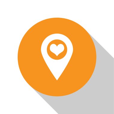 Beyaz harita işaretçisi beyaz arka planda izole kalp simgesi. Turuncu daire düğmesi. Vektör Illustration