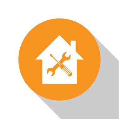 Beyaz Saray veya beyaz arka planda izole tornavida ve anahtar simgesi ile ev. Ayarlama, hizmet, ayarlama, bakım, onarım, sabitleme. Turuncu daire düğmesi. Vektör Illustration