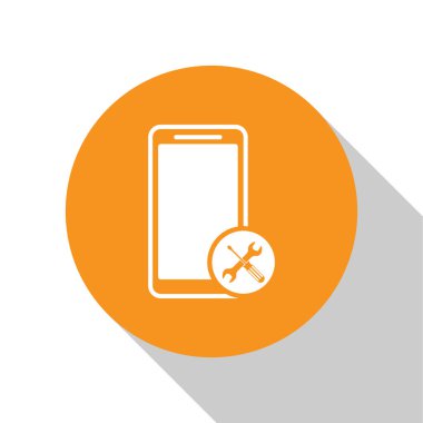 Beyaz arka planda yalıtılmış tornavida ve anahtar simgesi ile beyaz smartphone. Ayarlama, hizmet, ayarlama, bakım, onarım, sabitleme. Turuncu daire düğmesi. Vektör Illustration