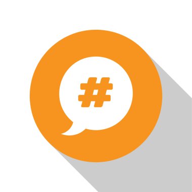 Beyaz hashtag konuşma kabarcık simgesi beyaz arka planda yalıtılmış. Sayı işareti kavramı, sosyal medya pazarlama, Mikro Bloglama. Turuncu daire düğmesi. Vektör Illustration