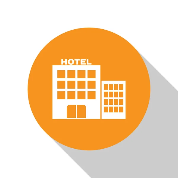 Ícone do edifício do hotel branco isolado no fundo branco. Botão laranja círculo. Ilustração vetorial — Vetor de Stock