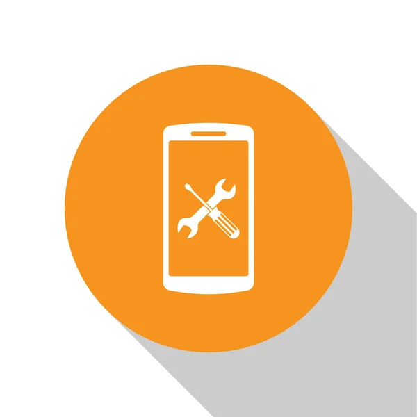 Smartphone blanco con destornillador e icono de llave inglesa aislado sobre fondo blanco. Ajuste, servicio, ajuste, mantenimiento, reparación, fijación. Botón círculo naranja. Ilustración vectorial — Vector de stock