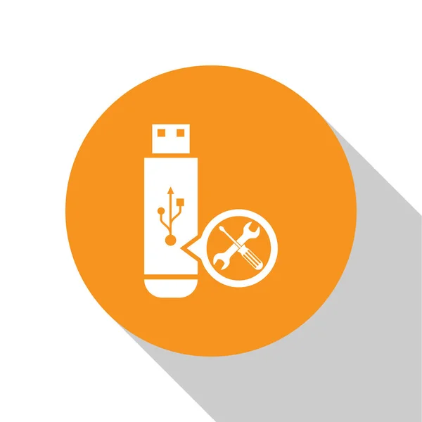 Weiße USB-Stick mit Schraubendreher und Schraubenschlüssel Symbol isoliert auf weißem Hintergrund. Anpassung, Service, Einstellung, Wartung, Reparatur, Reparatur. orange Kreis-Taste. Vektorillustration — Stockvektor