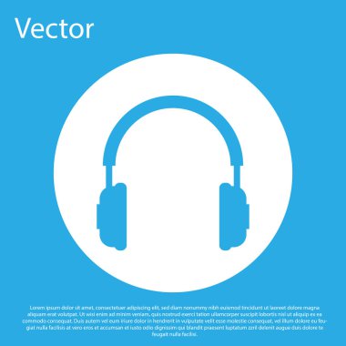 Mavi arka planda yalıtılmış Mavi Kulaklık simgesi. Kulaklık işareti. Müzik, servis, iletişim ve operatör dinleme için kavram nesnesi. Beyaz daire düğmesi. Düz tasarım. Vektör İllüstrasyonu