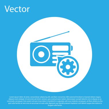 Mavi arka plan üzerinde izole anten ve dişli simgesi ile Mavi Radyo. Uygulama, servis konsepti, ayar seçenekleri, bakım, onarım, sabitleme ayarlama. Beyaz daire düğmesi. Vektör İllüstrasyonu