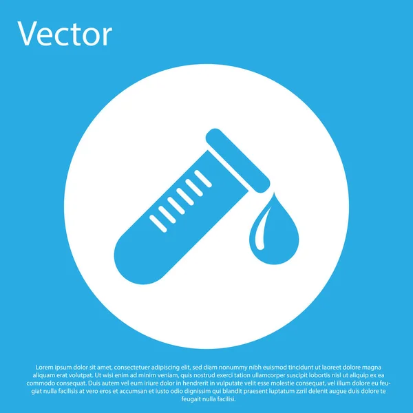 Blaues Reagenzglas oder Kolben mit Bluttropfen-Symbol auf blauem Hintergrund. Labor, chemische, wissenschaftliche Glaswaren Zeichen. weißer Kreis-Knopf. flache Bauweise. Vektorillustration — Stockvektor