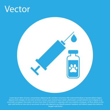 Mavi arka plan üzerinde izole evcil hayvan aşısı simgesi ile Mavi Şırınga. Köpek ya da kedi pençesi izi. Beyaz daire düğmesi. Vektör İllüstrasyonu