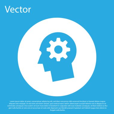 Mavi arka plan üzerinde izole simgesi içinde dişli ile Mavi İnsan kafası. Yapay zeka. Beyin işaretini düşünmek. Beynin sembol çalışması. Beyaz daire düğmesi. Düz tasarım. Vektör İllüstrasyonu