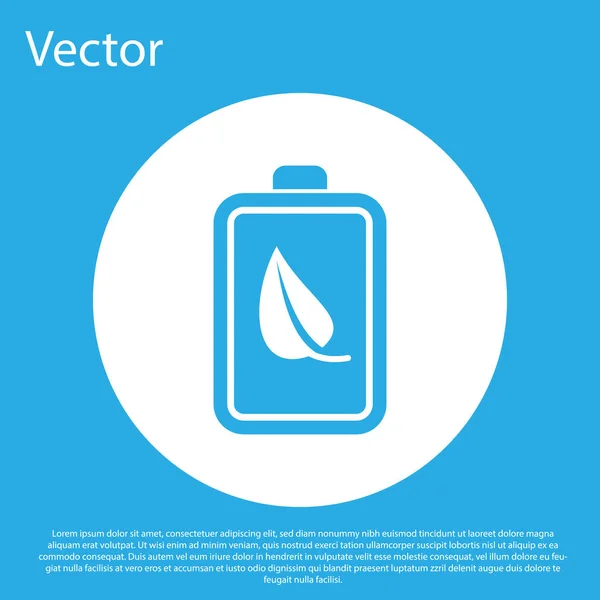 Blaues Öko-Naturblatt und Batterie-Symbol isoliert auf blauem Hintergrund. Energie basierend auf ökologischem Sparkonzept. weißer Kreis-Knopf. Vektorillustration — Stockvektor