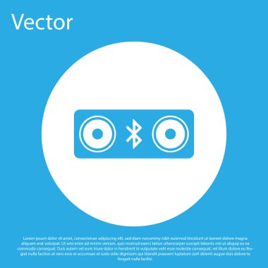 Mavi arka planda yalıtılmış mavi Bluetooth hoparlörler simgesi. Bluetooth stereo hoparlör. Beyaz daire düğmesi. Düz tasarım. Vektör İllüstrasyonu