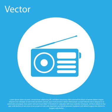 Mavi arka planda izole edilmiş anten simgesine sahip Mavi Radyo. Beyaz daire düğmesi. Düz tasarım. Vektör İllüstrasyonu