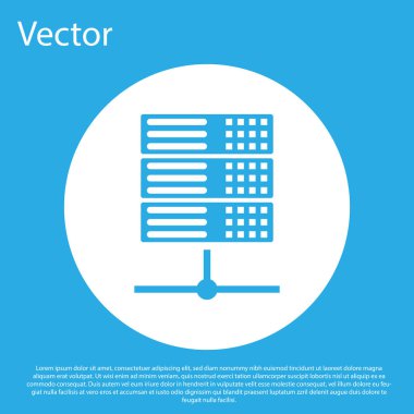 Mavi Sunucu, Veri, Web Barındırma simgesi mavi arka planda yalıtılmış. Beyaz daire düğmesi. Düz tasarım. Vektör İllüstrasyonu