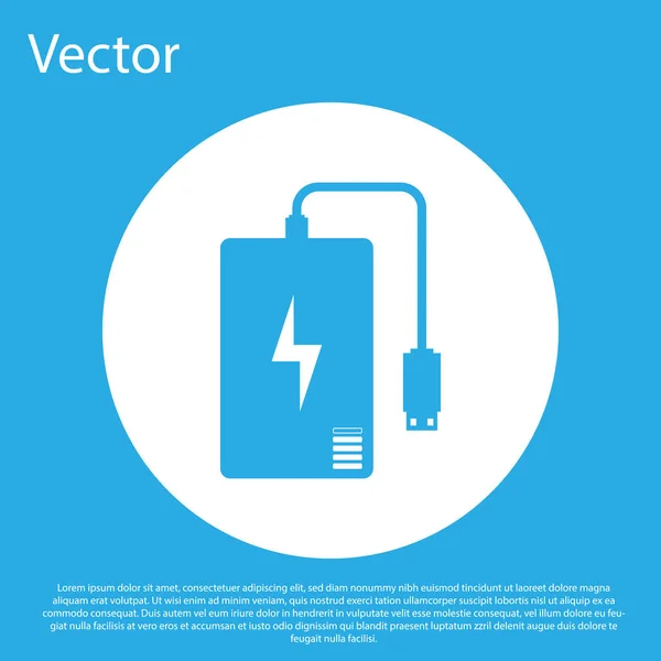 Banco de energia azul com ícone de cabo de carga diferente isolado no fundo azul. Dispositivo de carregamento portátil. Botão de círculo branco. Design plano. Ilustração vetorial — Vetor de Stock