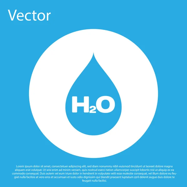 Gota de água azul com ícone H2O isolado no fundo azul. Fórmula de água. Botão de círculo branco. Design plano. Ilustração vetorial — Vetor de Stock