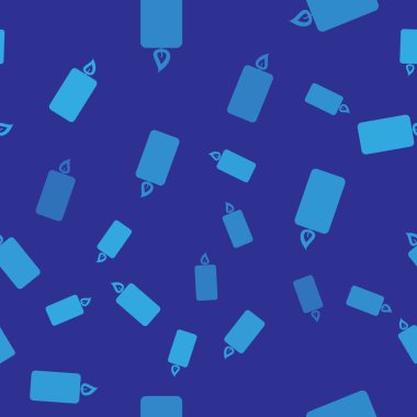 Mavi Yanan mum simgesi mavi arka plan üzerinde sorunsuz desen izole. Eski moda yanan mum. Yanan alev ile silindirik aromatik mum çubuğu. Vektör İllüstrasyonu