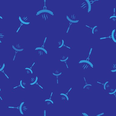 Mavi arka plan üzerinde buhar simgesi izole dikişsiz desen ile çatal üzerinde Mavi Sosis. Izgara sosis ve aroma işareti. Vektör İllüstrasyonu