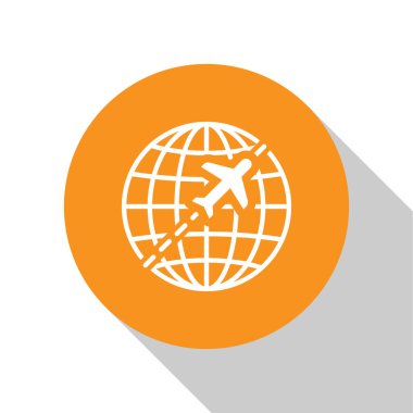 Beyaz arka planda izole uçan uçak simgesi ile Beyaz Küre. Uçak dünya gezegeninin etrafında uçar. Uçak dünya simgesi. Turuncu daire düğmesi. Düz tasarım. Vektör İllüstrasyonu