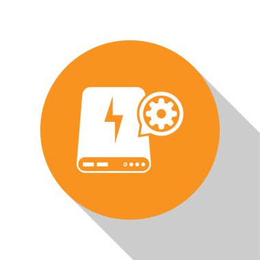 Beyaz Güç bankası ve dişli simgesi beyaz arka plan üzerinde izole. Uygulama, servis konsepti, ayar seçenekleri, bakım, onarım, sabitleme ayarlama. Turuncu daire düğmesi. Vektör İllüstrasyonu