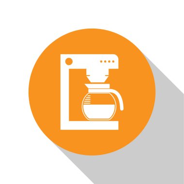 Beyaz arka plan üzerinde izole cam pot simgesi ile Beyaz Kahve makinesi. Turuncu daire düğmesi. Düz tasarım. Vektör İllüstrasyonu