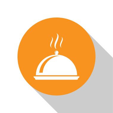 Beyaz beyaz arka plan üzerinde izole gıda simgesi bir tepsi ile kaplı. Tepsi ve kapak işareti. Kapaklı restoran cloche. mutfak sembolü. Turuncu daire düğmesi. Düz tasarım. Vektör İllüstrasyonu