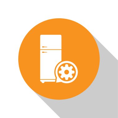 Beyaz Buzdolabı ve dişli simgesi beyaz arka plan üzerinde izole. Uygulama, servis konsepti, ayar seçenekleri, bakım, onarım, sabitleme ayarlama. Turuncu daire düğmesi. Vektör İllüstrasyonu