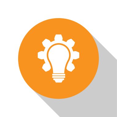 Beyaz ampul ve dişli simgesi beyaz arka plan üzerinde izole. İnovasyon kavramı. İş fikri. Turuncu daire düğmesi. Vektör İllüstrasyonu