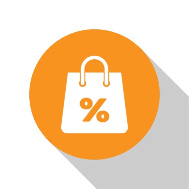 Beyaz arka planda izole edilmiş bir yazıt yüzde indirim simgesi ile Beyaz Shoping çanta. Çanta tabelası. Kadın çantası simgesi. Kadın çanta tabelası. Turuncu daire düğmesi. Vektör İllüstrasyonu
