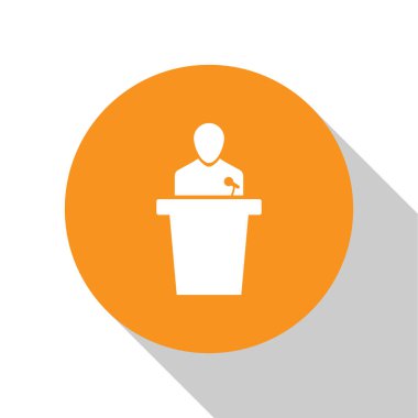 Beyaz Hoparlör simgesi beyaz arka planda yalıtılmış. Hatip tribünden konuşuyor. Halka açık konuşma. Podyumdaki kişi. Turuncu daire düğmesi. Düz tasarım. Vektör İllüstrasyonu