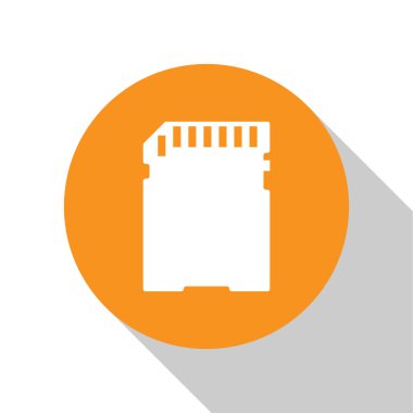 Beyaz arka planda yalıtılmış beyaz Sd kart simgesi. Hafıza kartı. Bağdaştırıcı simgesi. Turuncu daire düğmesi. Düz tasarım. Vektör İllüstrasyonu