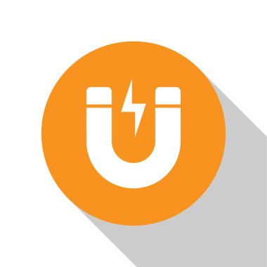 Beyaz arka plan üzerinde izole yıldırım simgesi ile Beyaz Mıknatıs. At nalı mıknatısı, manyetizma, manyetize, çekim işareti. Turuncu daire düğmesi. Düz tasarım. Vektör İllüstrasyonu