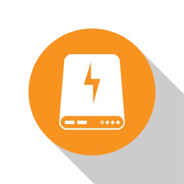 Beyaz Güç bankası simgesi beyaz arka planda yalıtılmış. Taşınabilir şarj cihazı. Turuncu daire düğmesi. Düz tasarım. Vektör İllüstrasyonu