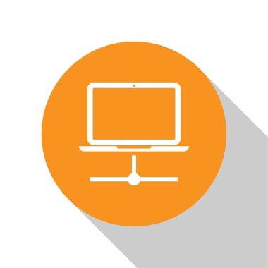 Beyaz bilgisayar ağ simgesi beyaz arka planda yalıtılmış. Dizüstü bilgisayar ağı. İnternet bağlantısı. Turuncu daire düğmesi. Düz tasarım. Vektör İllüstrasyonu