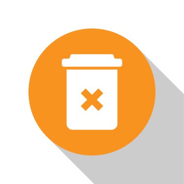 Beyaz Çöp Kutusu beyaz arka planda yalıtılmış simge olabilir. Simgeyi sil. Çöp kutusu tabelası. Sepet simgesini geri dönüştürün. Office çöp simgesi. Turuncu daire düğmesi. Düz tasarım. Vektör İllüstrasyonu