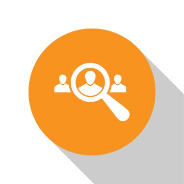 Beyaz arka plan üzerinde bir kişi simgesi arama için büyüteç. İşe alım veya seçim konsepti. Çalışanları ve iş, insan kaynağı arayın. Turuncu daire düğmesi. Düz tasarım. Vektör İllüstrasyonu
