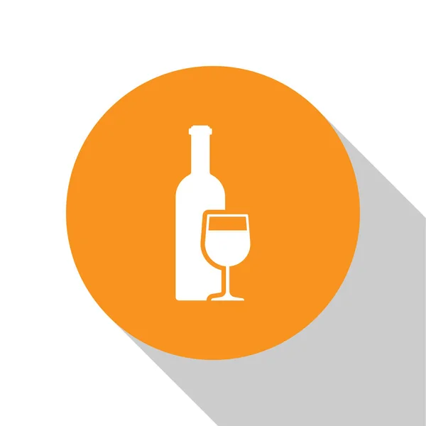 Пляшка білого вина з винним склом ізольована на білому тлі. Кнопка помаранчевого кола. Плоский дизайн. Векторна ілюстрація — стоковий вектор