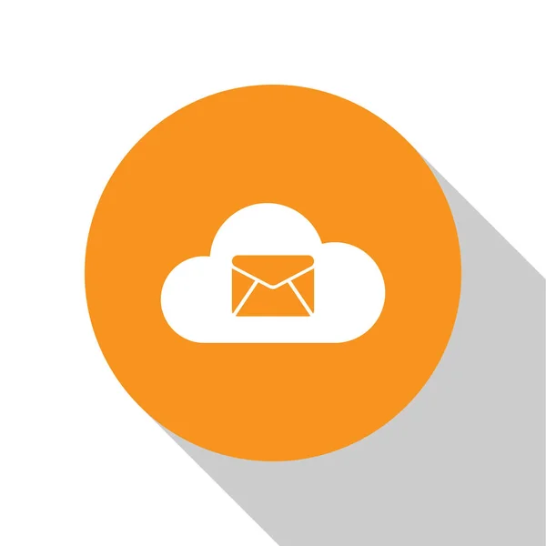 Icône de serveur de messagerie Cloud blanc isolé sur fond blanc. Hébergement de serveur Cloud pour courrier électronique. Service de messagerie en ligne. Panneau de la boîte aux lettres. Bouton rond orange. Design plat. Illustration vectorielle — Image vectorielle