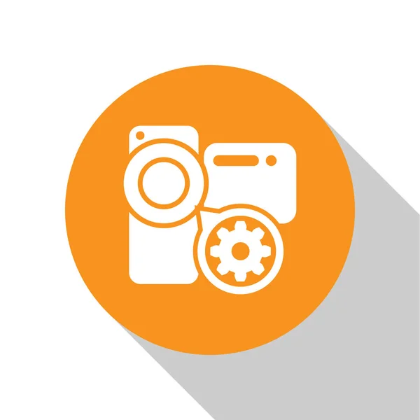 Icono de cámara de vídeo y engranaje blanco aislado sobre fondo blanco. Ajustar la aplicación, concepto de servicio, opciones de configuración, mantenimiento, reparación, fijación. Botón círculo naranja. Ilustración vectorial — Vector de stock