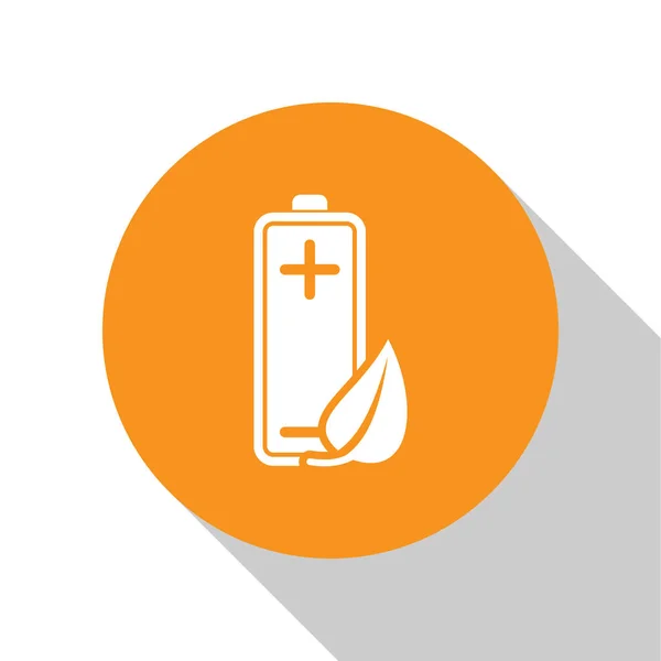 Weißes Öko-Naturblatt und Batterie-Symbol isoliert auf weißem Hintergrund. Energie basierend auf ökologischem Sparkonzept. orange Kreis-Taste. Vektorillustration — Stockvektor