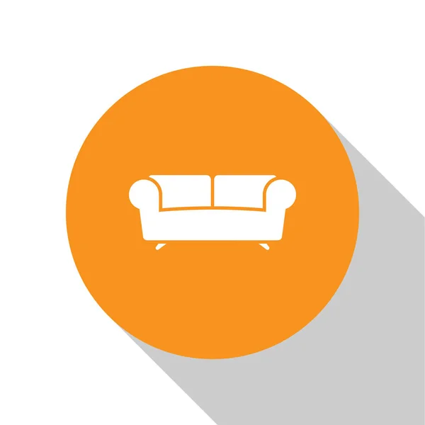 Ícone de sofá branco isolado no fundo branco. Botão laranja círculo. Design plano. Ilustração vetorial — Vetor de Stock