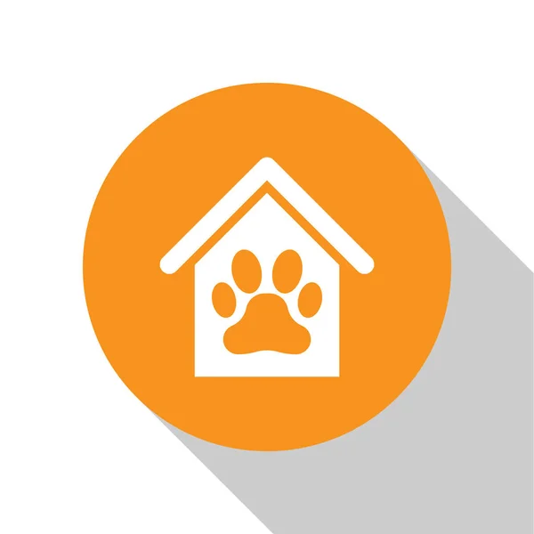 Casa de perro blanco e icono de mascota de impresión de pata aislado sobre fondo blanco. Una perrera. Botón círculo naranja. Ilustración vectorial — Archivo Imágenes Vectoriales