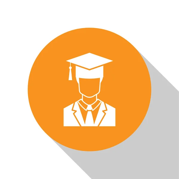 Blanc profil d'étudiant diplômé masculin avec robe et icône de casquette de graduation isolé sur fond blanc. Bouton rond orange. Design plat. Illustration vectorielle — Image vectorielle