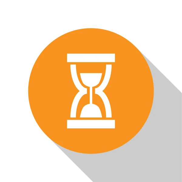 Vieil sablier blanc avec icône de sable coulant isolé sur fond blanc. Sable horloge signe. Concept de gestion des affaires et du temps. Bouton rond orange. Illustration vectorielle — Image vectorielle