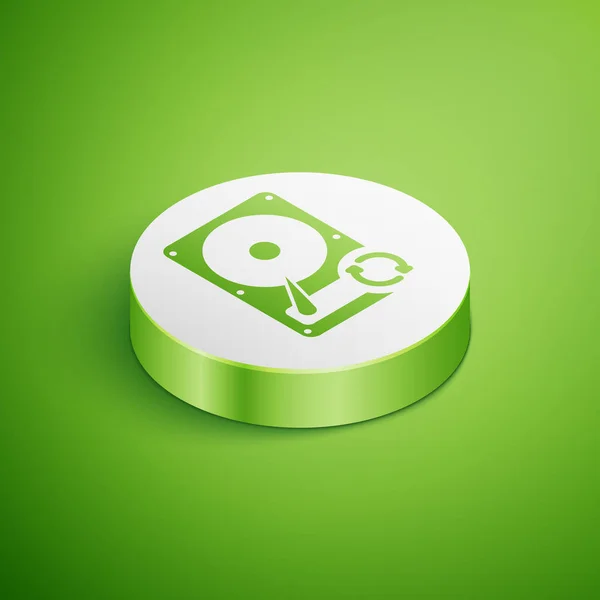 Isométrico Unidad de disco duro HDD icono de actualización de sincronización aislado en el fondo verde. Botón círculo blanco. Ilustración vectorial — Vector de stock